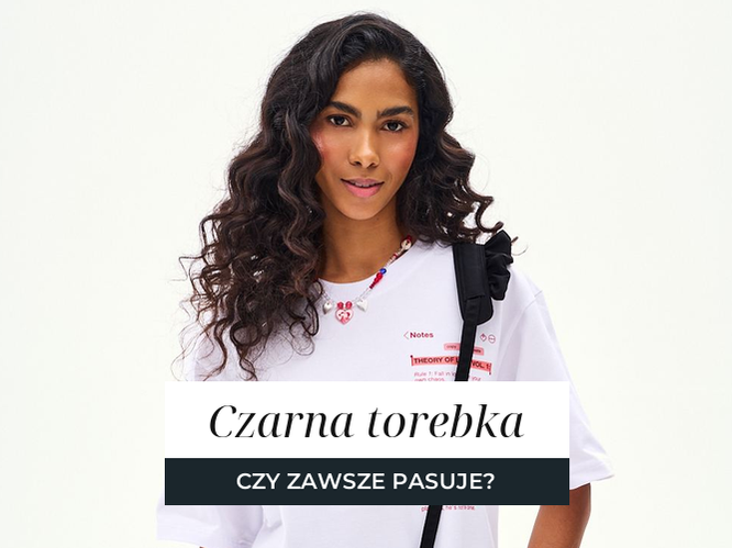 Czarna torebka na długim pasku noszona do białej koszulki