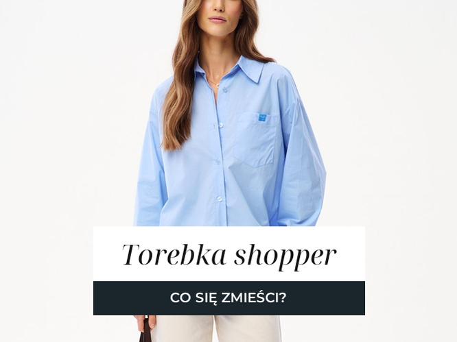 Brązowa zamszowa torba typu shopper noszona na ramieniu do błękitnej koszuli