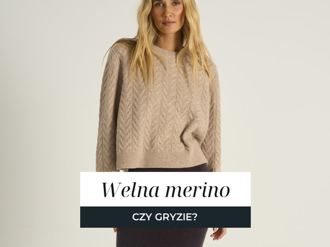 Beżowy sweter z wełny merino o splocie warkoczowym, widoczna faktura dzianiny
