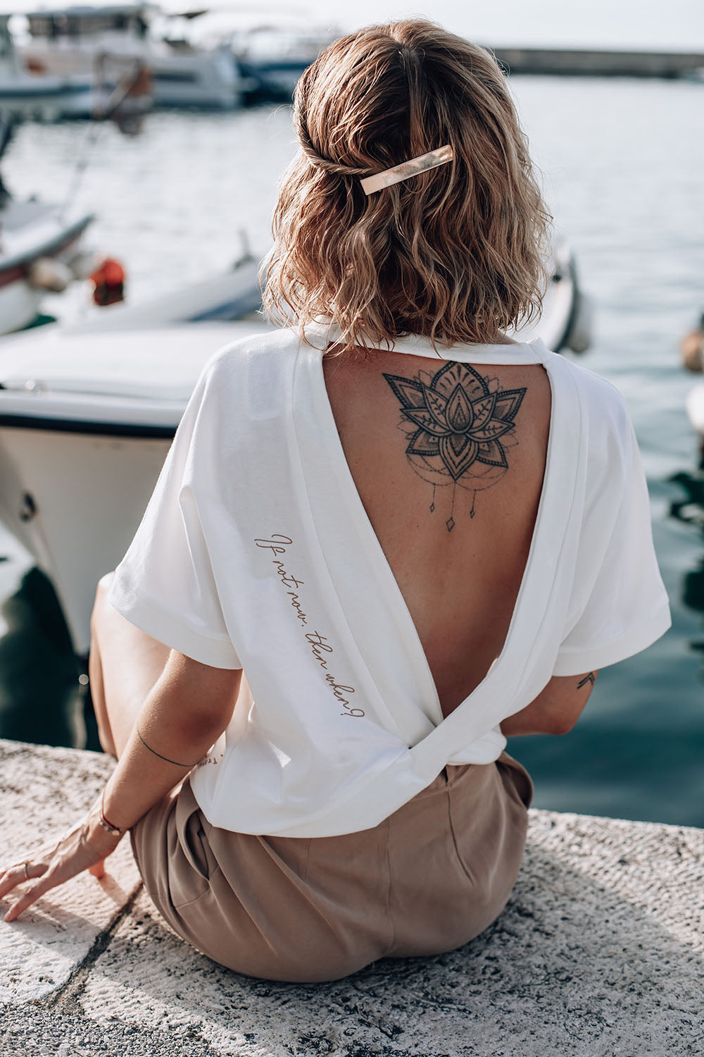 naoko bawełniana biała bluzka z odkrytymi plecami z napisem