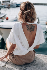 naoko bawełniana biała bluzka z odkrytymi plecami z napisem