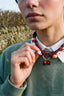 Delikatny naszyjnik Autumn Treasures, noszony do swetra z kołnierzykiem, zbliżenie na zawieszki