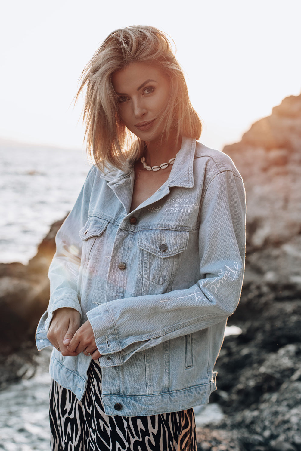 jasna kurtka jeansowa z nadrukiem naoko