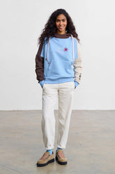 Niebieska bluza i białe spodnie to stylowy zestaw. Niebieska bluza dodaje świeżości, a białe spodnie wprowadzają elegancję. Idealne na casualowe wyjścia lub spotkania ze znajomymi. Można je zestawić z białymi sneakersami lub kolorowymi akcesoriami, aby dodać charakteru.