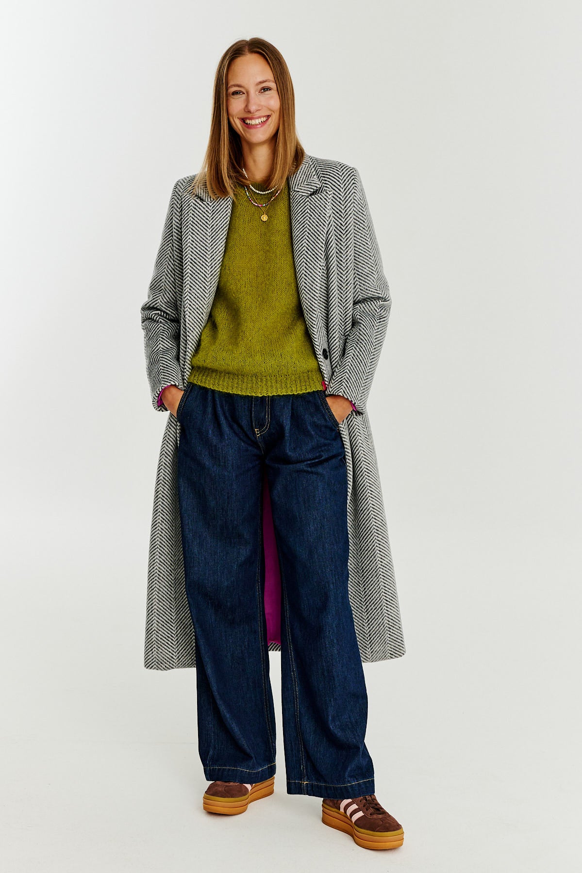 klasyczny szary płaszcz we wzór w jodełkę z szerokimi spodniami