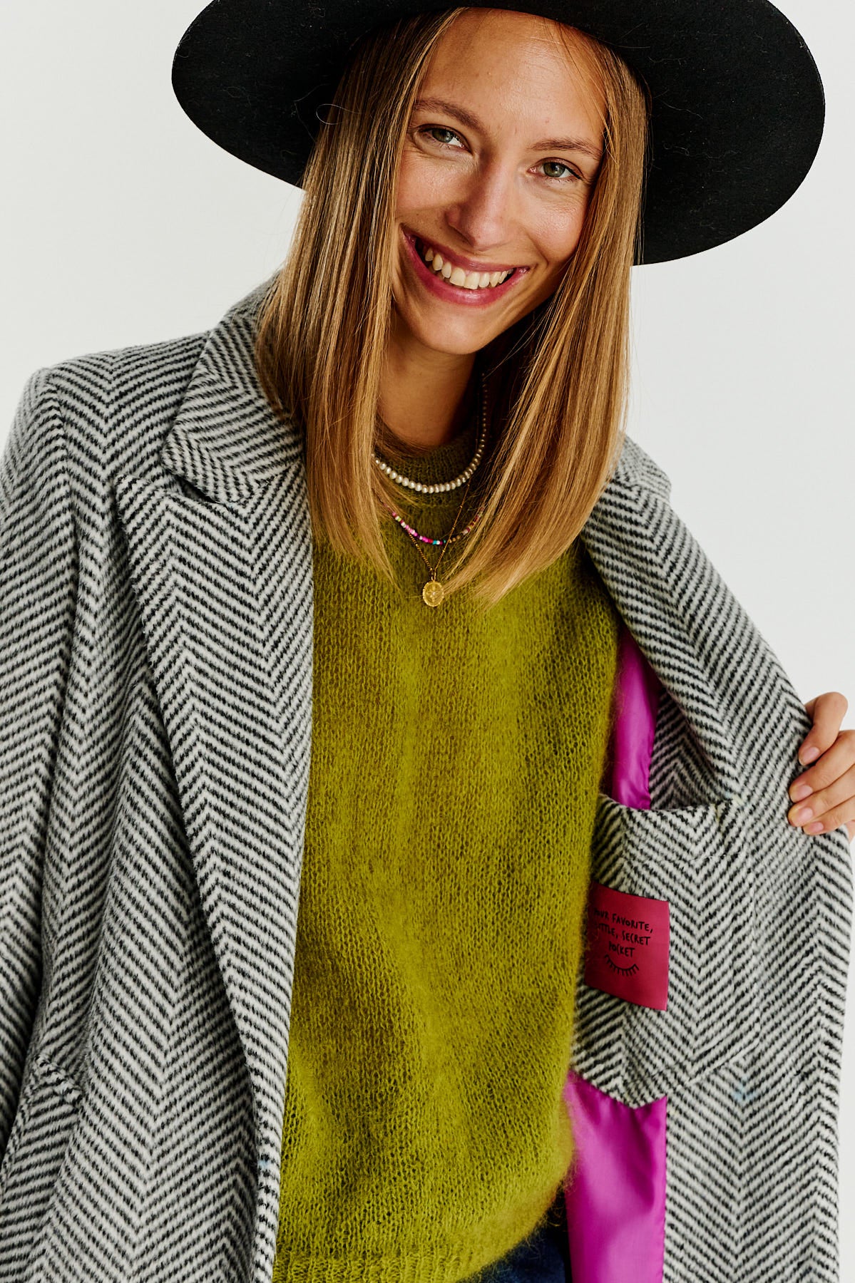 klasyczny szary płaszcz we wzór w jodełkę z oliwkowym swetrem