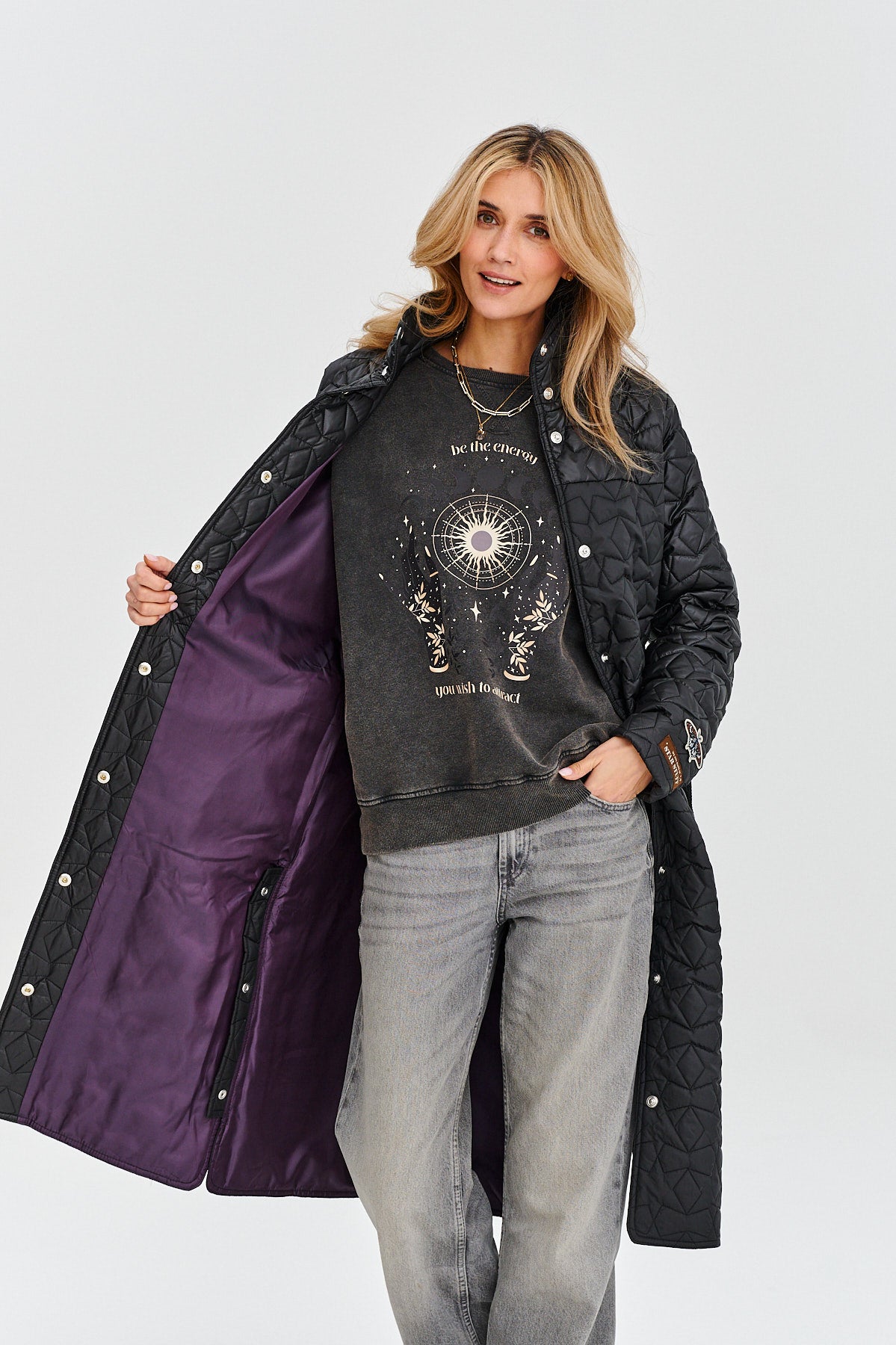 Czarny pikowany płaszcz we wzór