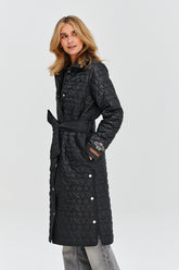 Czarny pikowany płaszcz we wzór