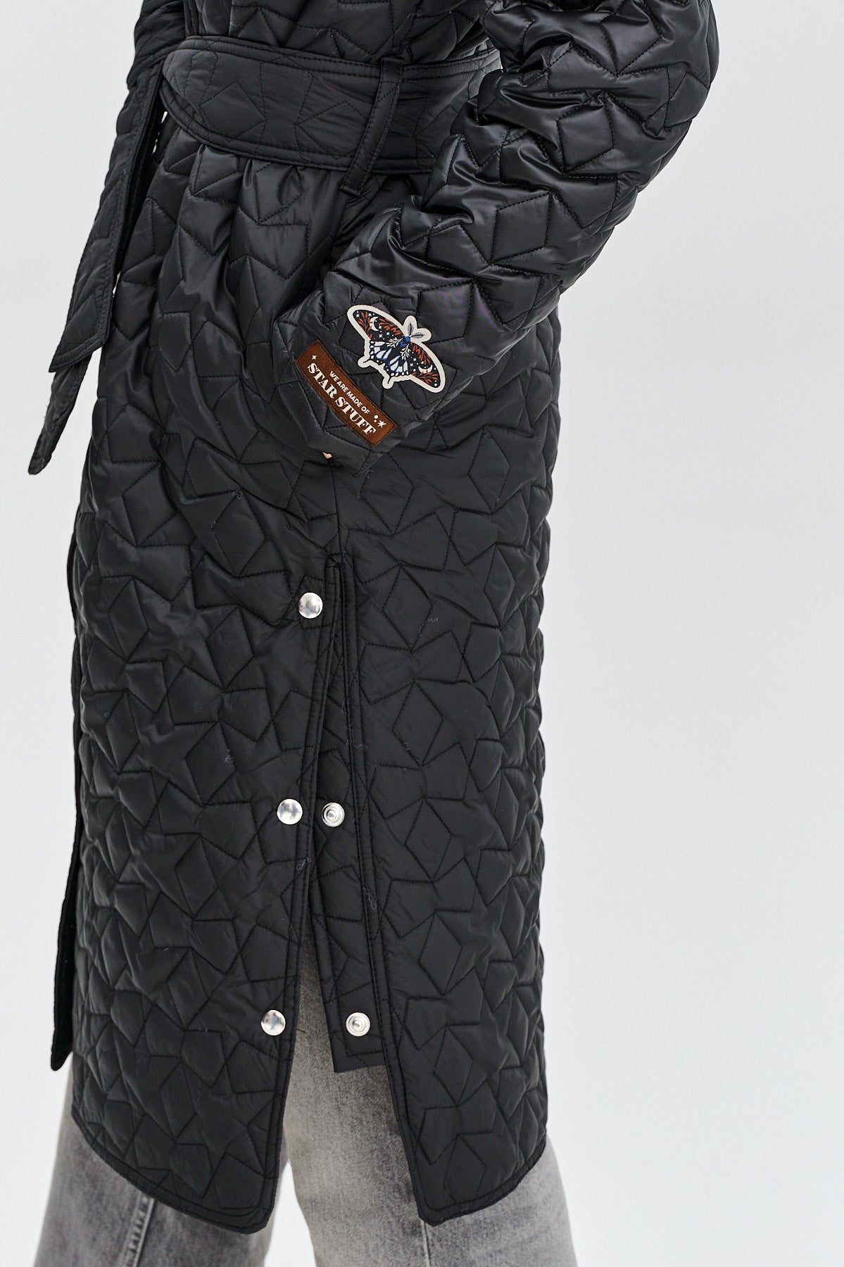 Czarny pikowany płaszcz we wzór