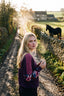 Bluza z rękawami w kwiaty Flowing Grace, luźny fason nietoperz, ujęcie w plenerze