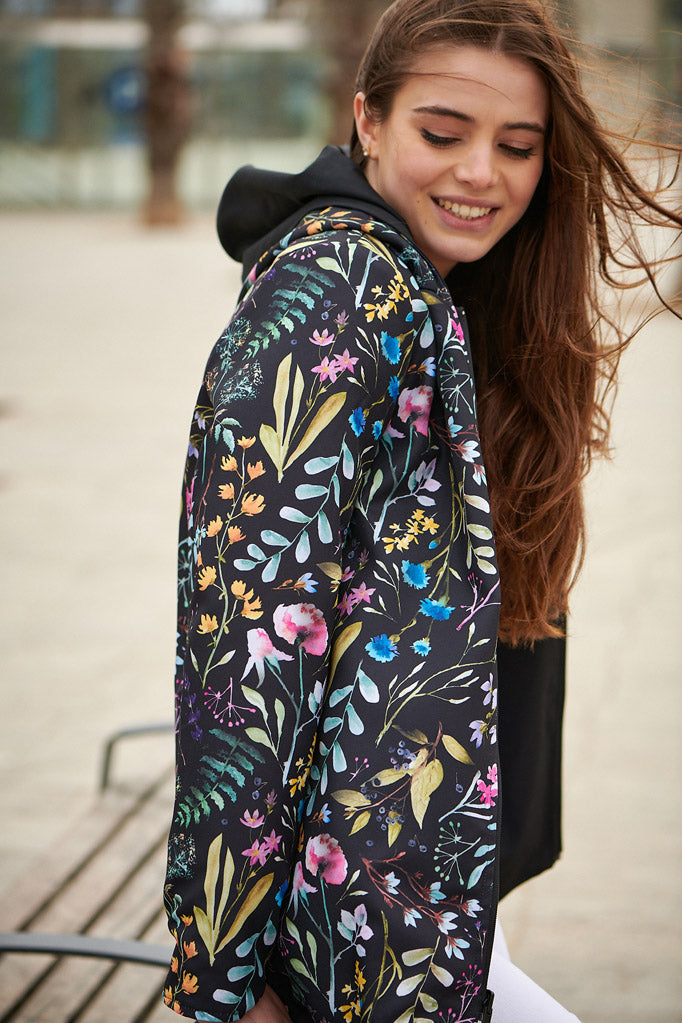 naoko czarna kurtka przejściowa dwustronna z nadrukiem w kwiaty