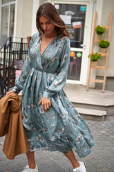 Dluga sukienka taliowana w kwiaty naoko