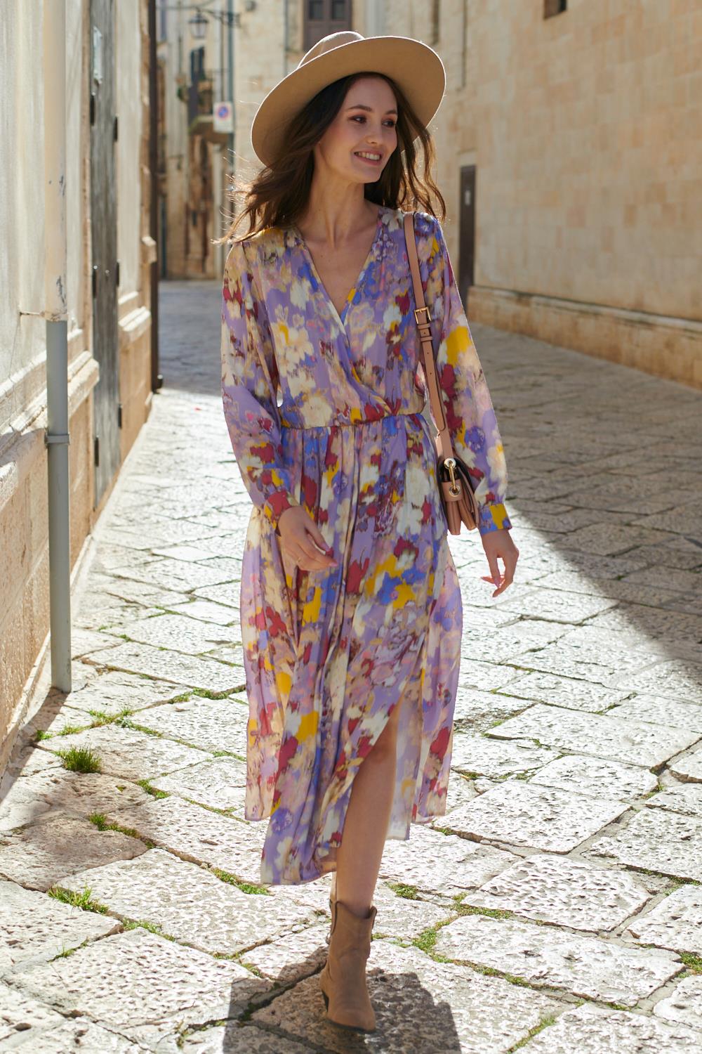 sukienka midi w kwiaty liliowa kopertowy dekolt