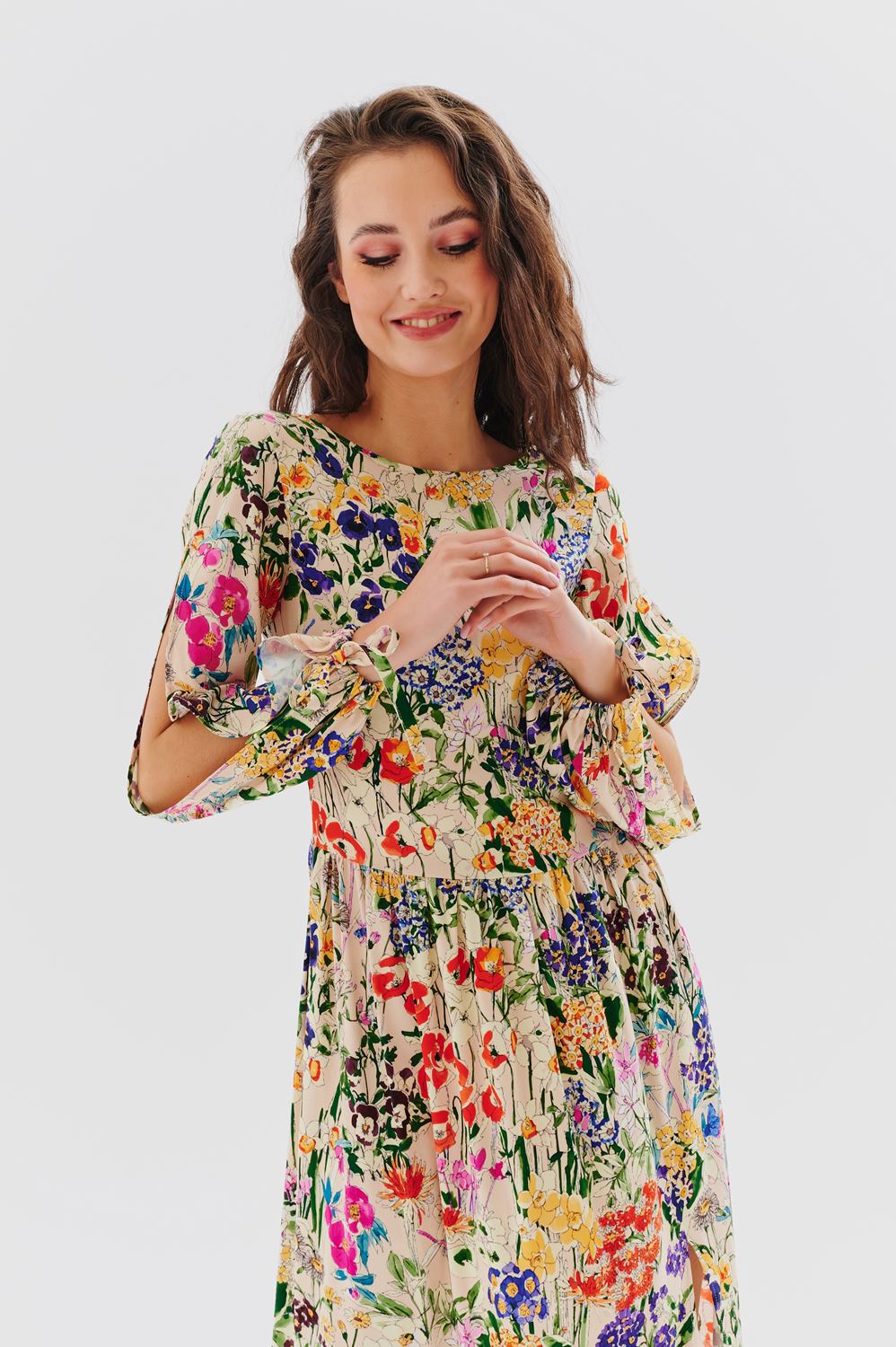 sukienka maxi z pękniętym rękawem w kwiaty naoko