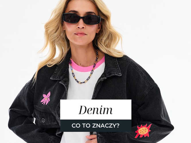 Kobieta w klasycznej kurtce jeansowej z denimu, stylizacja na przełom lata i jesieni.