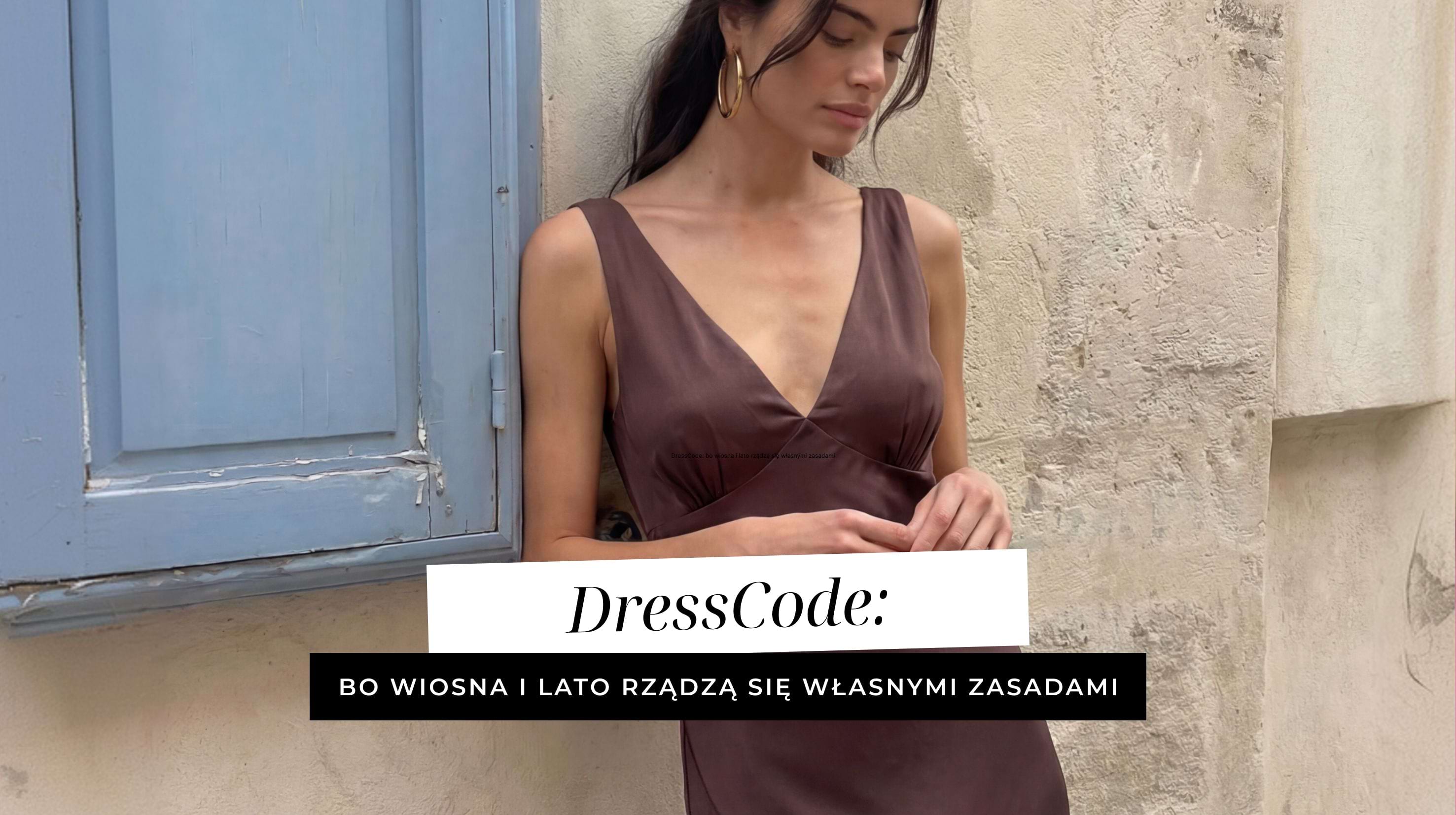 DressCode. Bo wiosna i lato rządzą się własnymi zasadami. Kobieta w brązowej sukience przy niebieskiej okiennicy