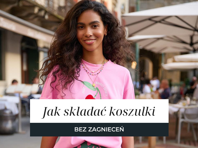 Kobieta w bawełnianym t-shircie, baner poradnika o składaniu koszulek bez zagnieceń.