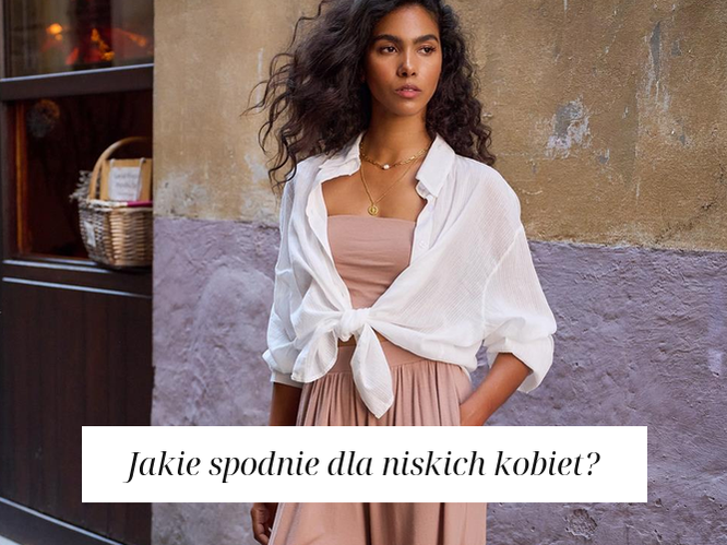 Szerokie spodnie z wysokim stanem na pełnej sylwetce, stylizacja wydłużająca nogi.