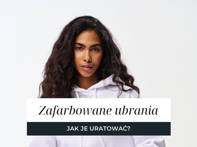 Biała bluza z kapturem, ujęcia studyjne na jasnym tle