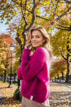 Różowy sweter moherowy Sugar Plum dziewczyna na spacerze w parku