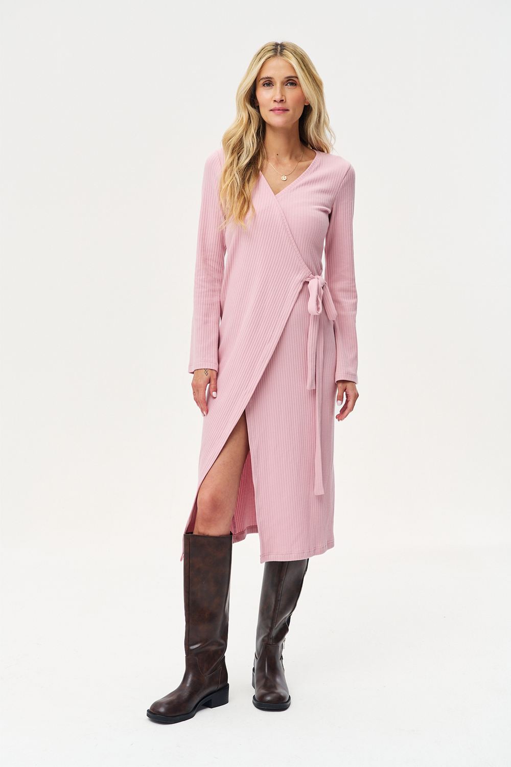 Sukienka dzianinowa midi Gentle Blush