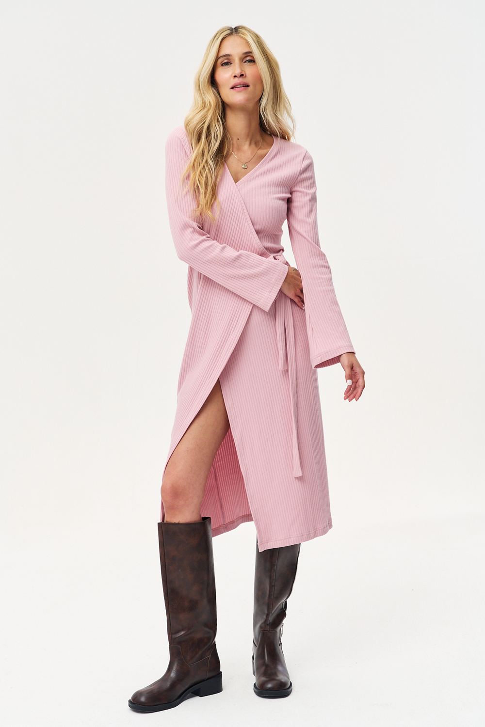 Sukienka dzianinowa midi Gentle Blush