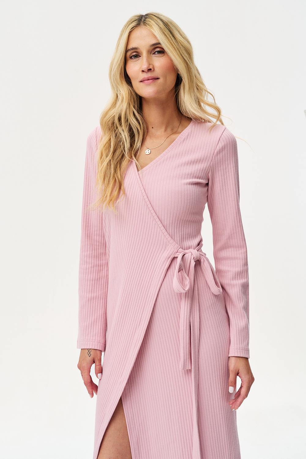 Sukienka dzianinowa midi Gentle Blush