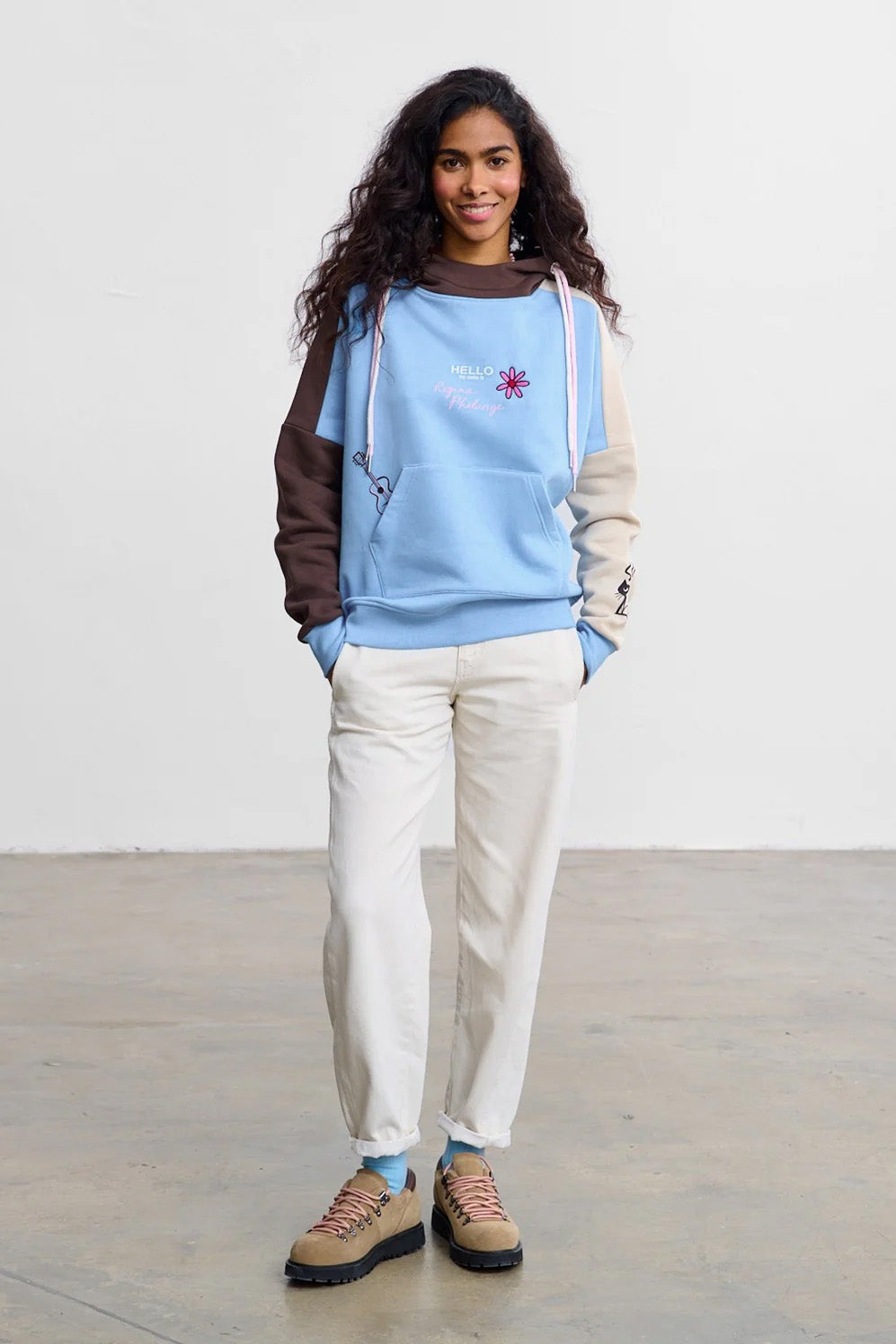 Niebieska bluza i białe spodnie to stylowy zestaw. Niebieska bluza dodaje świeżości, a białe spodnie wprowadzają elegancję. Idealne na casualowe wyjścia lub spotkania ze znajomymi. Można je zestawić z białymi sneakersami lub kolorowymi akcesoriami, aby dodać charakteru.