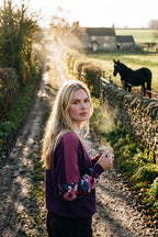 Bluza z rękawami w kwiaty Flowing Grace, luźny fason nietoperz, ujęcie w plenerze