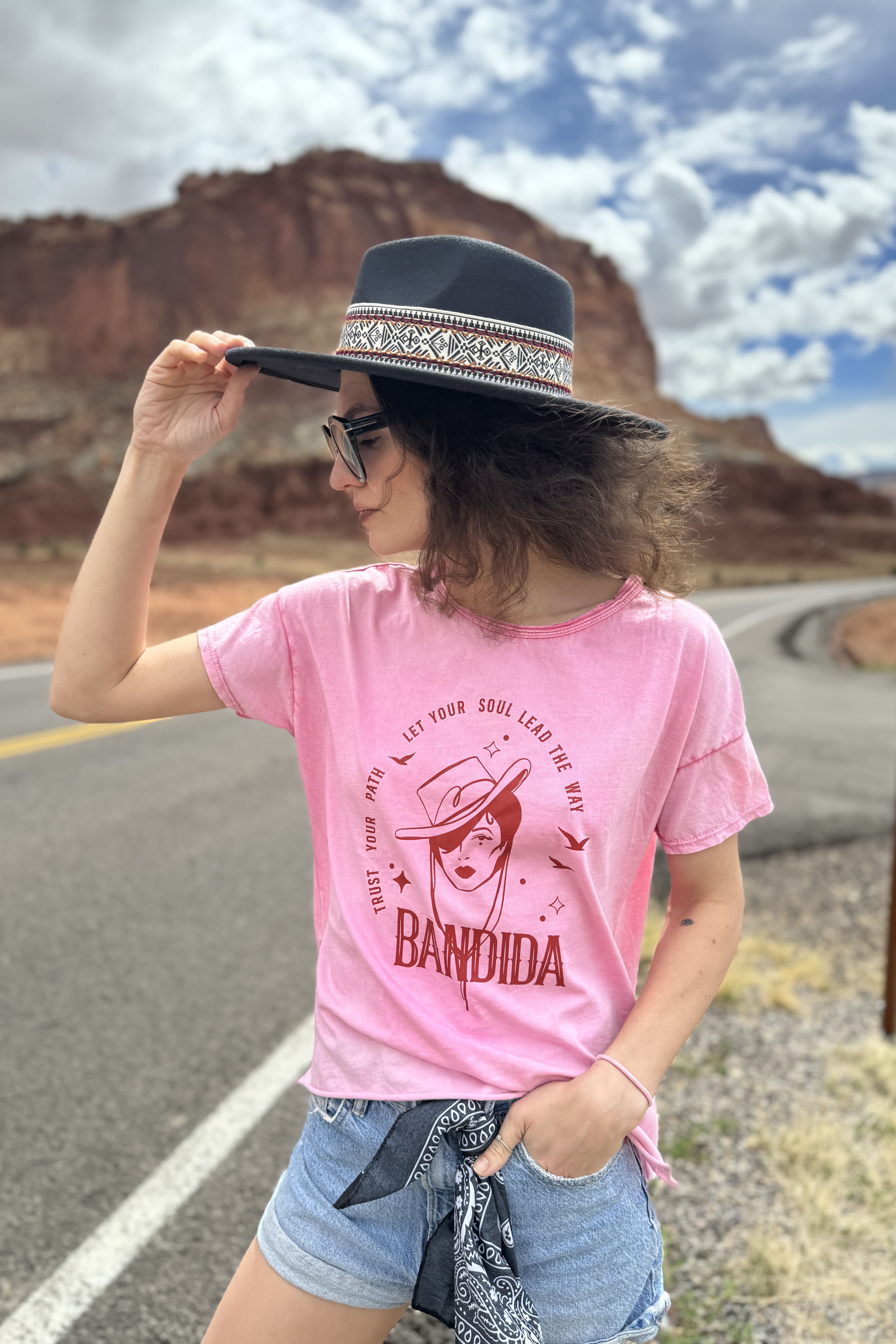 rózowy t-shirt bandida z nadrukiem naoko