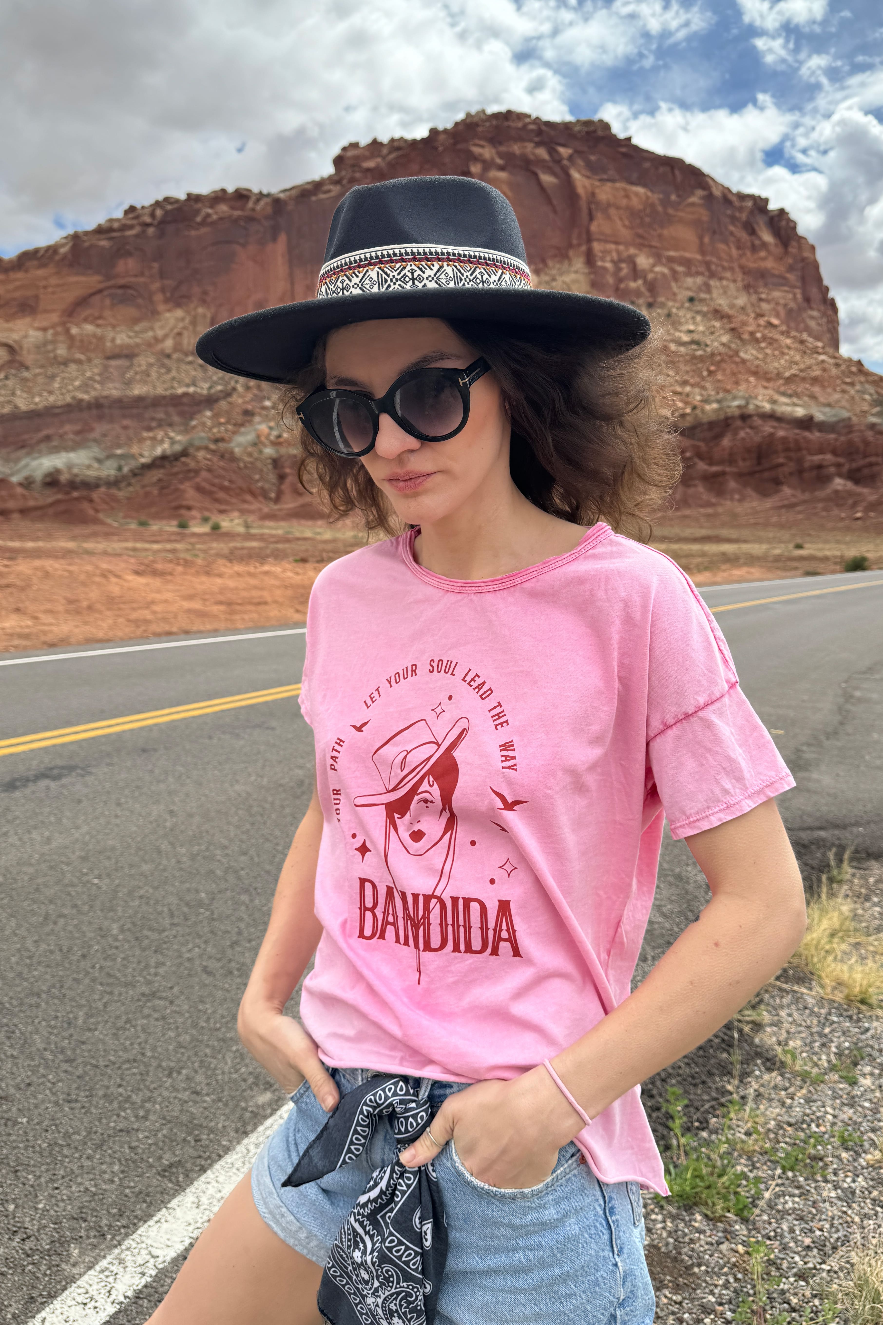 rózowy t-shirt bandida z nadrukiem naoko