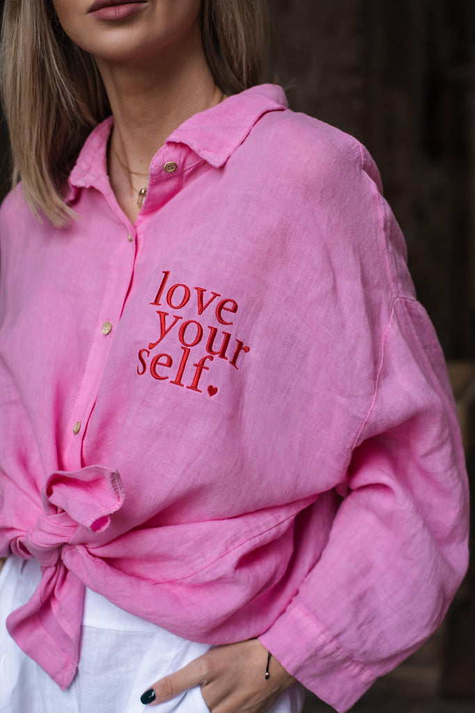 naoko paula jagodzińska różowa lniana koszula oversize z napisem