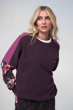 Bluza z rękawami w kwiaty Flowing Grace, wideo, kwiatowy rękaw i śliwkowy przód
