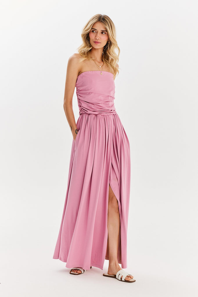 sukienka bez ramiączek w kolorze różowym